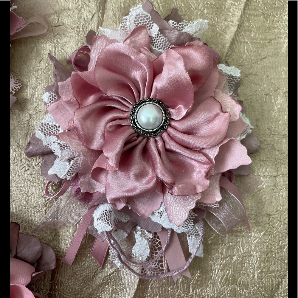 Boho mauve flower pin